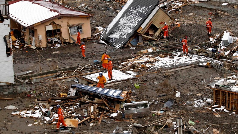 zemetrasenie, Japonsko, záchranári sa prechádzajú v ruinách